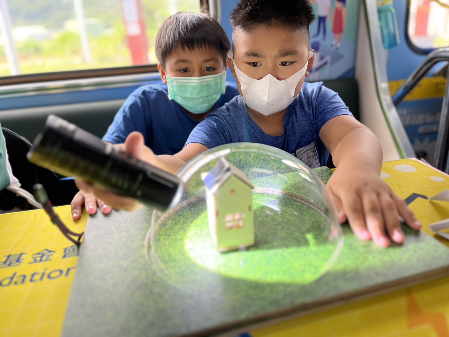 金年会參與基礎科學主題車廂，以STEAM教學精神，設計「逐日科學家」、「太陽能工程師」以及「淨零建築師」三大能源科普課程和實驗