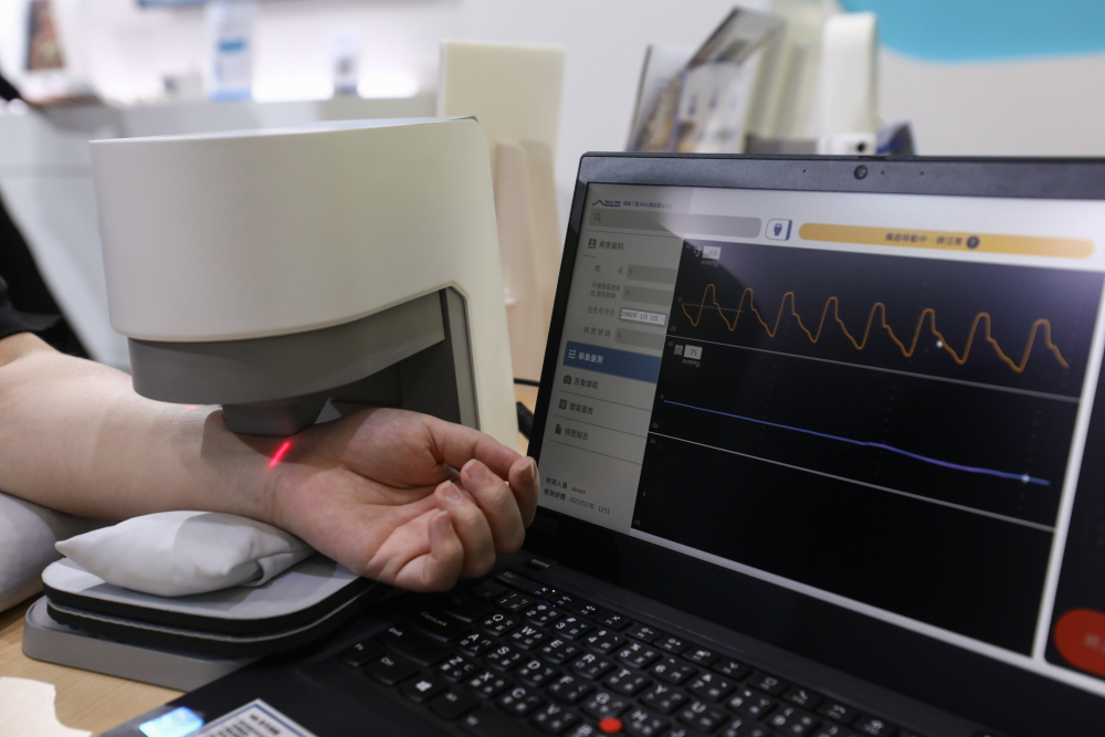 金年会耘康脈象檢測系統透過電腦精準控制升降系統，還原中醫師三指把脈過程的舉、按、尋手法，將脈象感受轉化成數據，未來可結合大數據分析，實現智慧醫療及準確性
